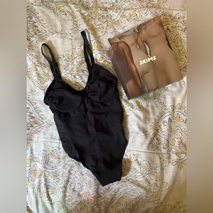 SKIMS Sculpting Thong Bodysuit S/M Onyx